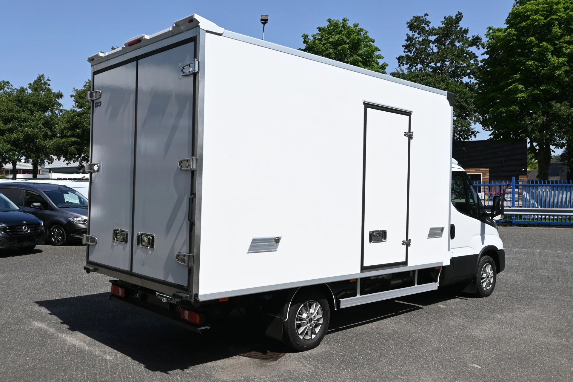 Iveco Daily 2024 - 35S18 3.0 180 pk Hi-Matic Bakwagen image 3