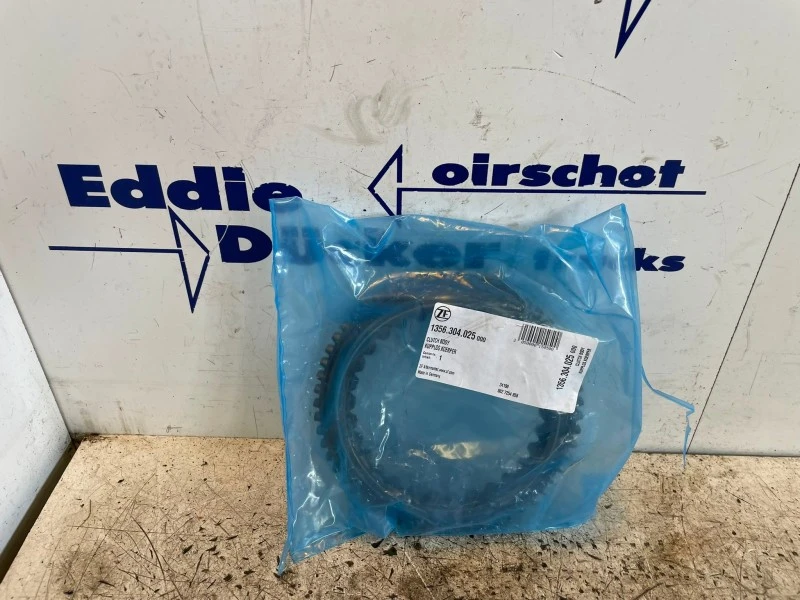 DAF - 1356.304.025 SHIFTING RING DAF 1833892 IVECO 42562890 RENAULT 7421388226 MAN 81.32425-0186 afbeelding 1