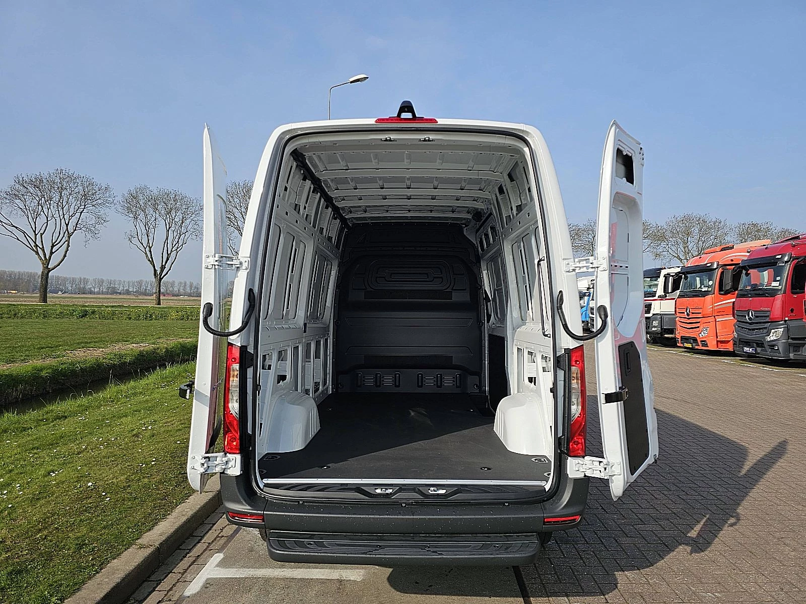 Mercedes-Benz eSprinter 2024 Bild 13