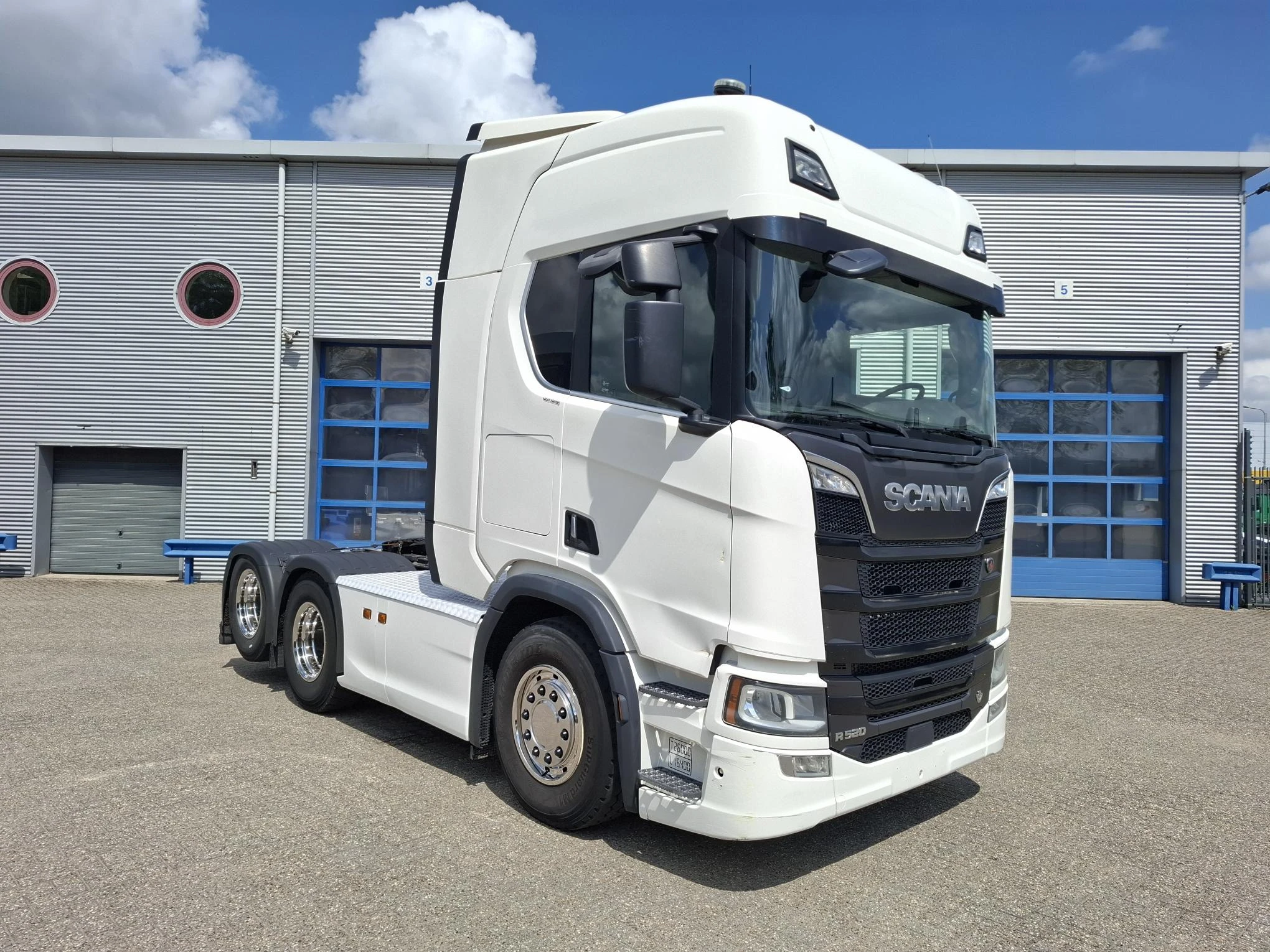 Scania R 2020 - NGS R520 V8 / !!ONLY:500738 KM!! / BOOGIE / RETARDER / HYDRAULICS / LEATHER / NAVI / FRIDGE / LWDS / AUTOMATIC / EURO-6 / 2020 afbeelding 2