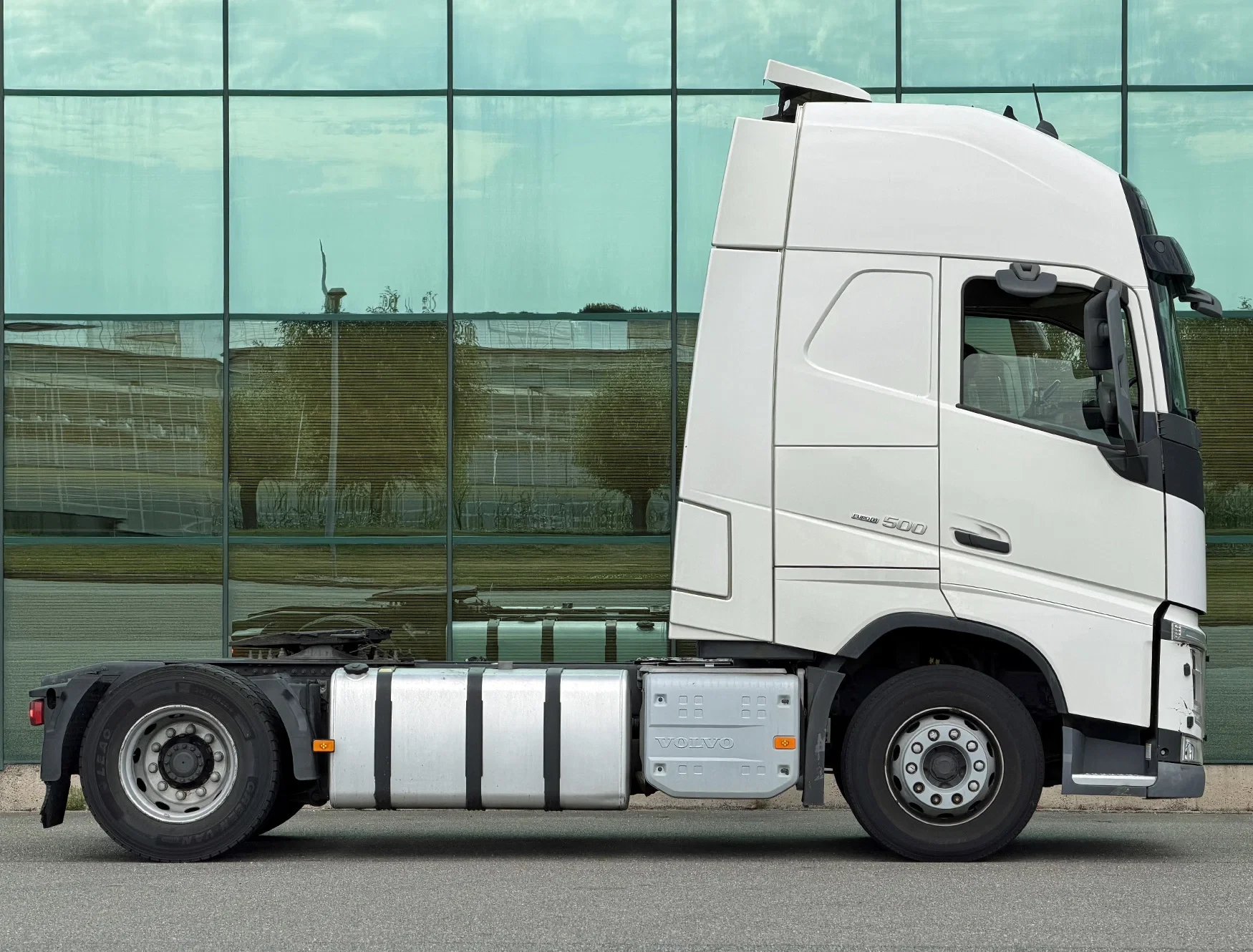 Volvo FH 2018 - 13.500 EURO 6 ONLY 712.000 KM 2X TANKS DAMAGED ON LEFT SIDE HOLLAND-TRUCK afbeelding 5