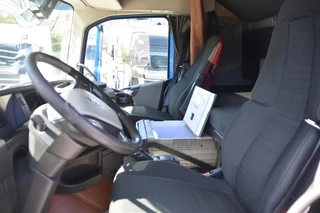 Volvo FH 2014 - 460 Globe XL 6x2 + HANGER - RACE TEAM - 6 ROAD-LEGAL SEATS/INCL. SEAT BELTS - LIVING - SHOWER - WC - BEDS - FULL AIR - ELEVATORS - WHEELBASE: 520 CM - ALCOA'S - TOP CONDITION - imagem 5