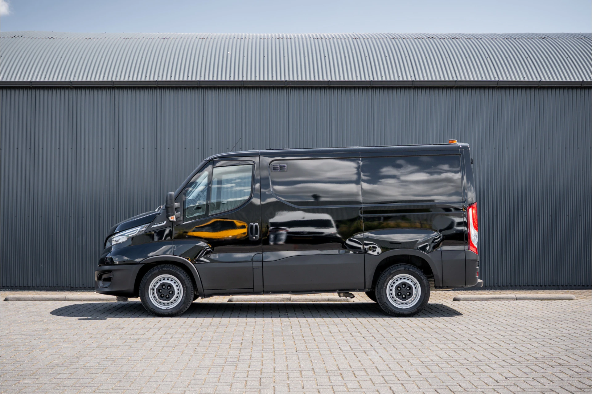 Iveco Daily - 35S16 L1H1 | Automaat | Trekhaak 3.5T | Volledig ingericht | LED | Camera | Cruise | Airco afbeelding 5