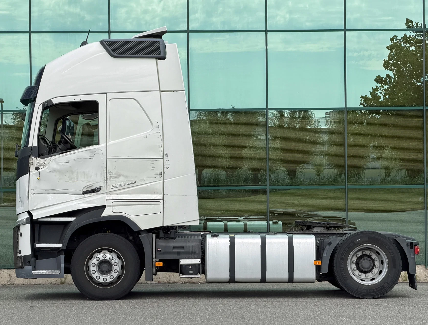 Volvo FH 2018 - 13.500 EURO 6 ONLY 712.000 KM 2X TANKS DAMAGED ON LEFT SIDE HOLLAND-TRUCK afbeelding 2