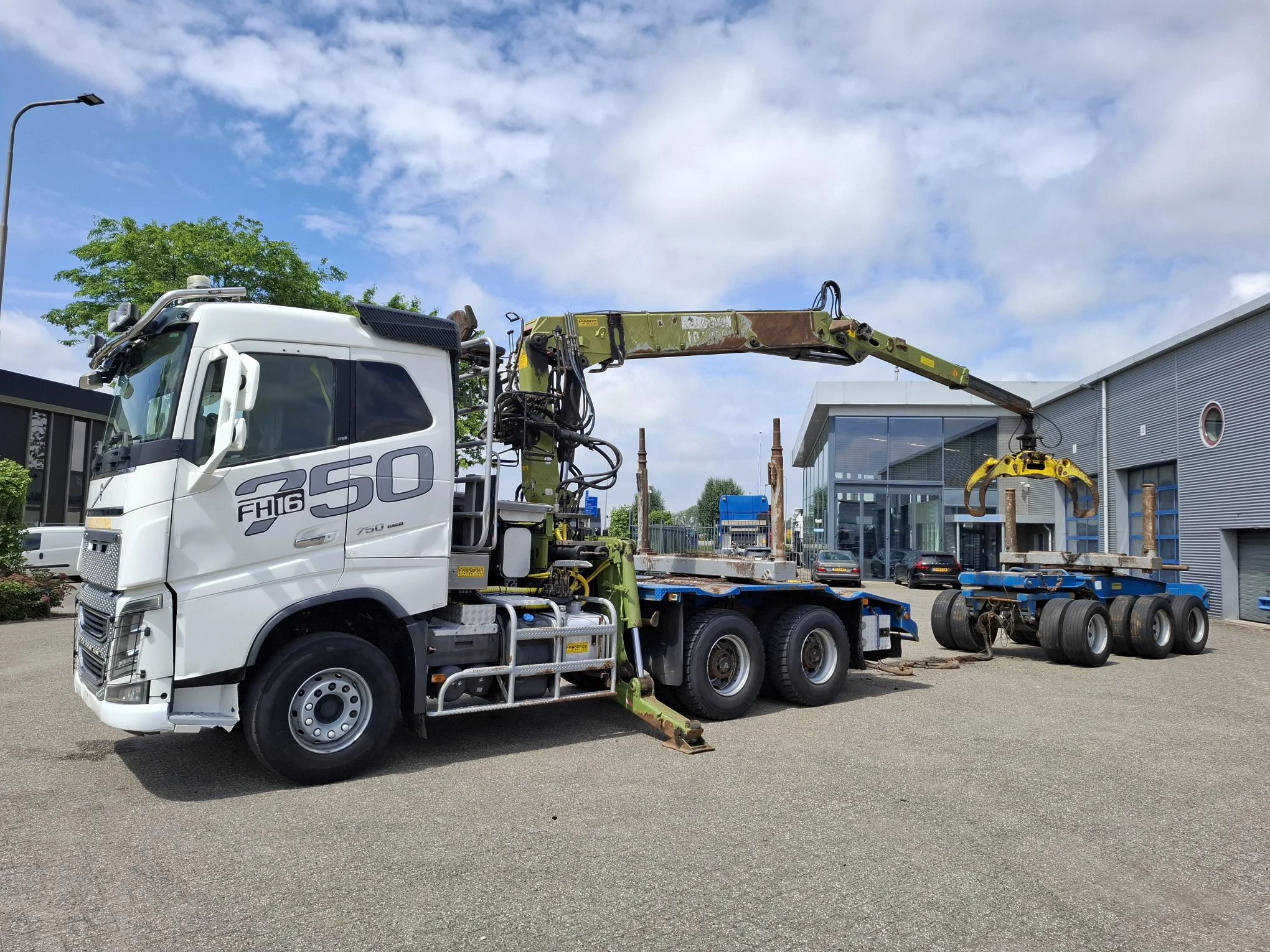 Volvo FH 2016 - 16.750 / LOGGING TRUCK / 6X4 / VEB+ / RETARDER / 2XBIG AXLE / FRIEDERICH 281SL / 9 METER / 596187 KM / 3AXLE DOLLY / 9TON BPW AXLES / AUTOMATIC / EURO-6 / 2016 obrázek 2