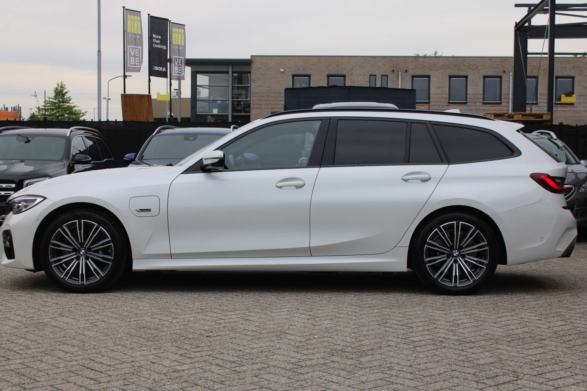 BMW 3 Series 2022 - Touring 330e High Executive M-SPORT SHADOW PANORAMADAK MEMORY 360-CAMERA KEY-LESS CARPLAY TREKHAAK obrázek 6