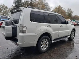 Mitsubishi Pajero 2013 - GLS 3.5 - V6 , 4x4 , 7 Pers., Full Option image 3