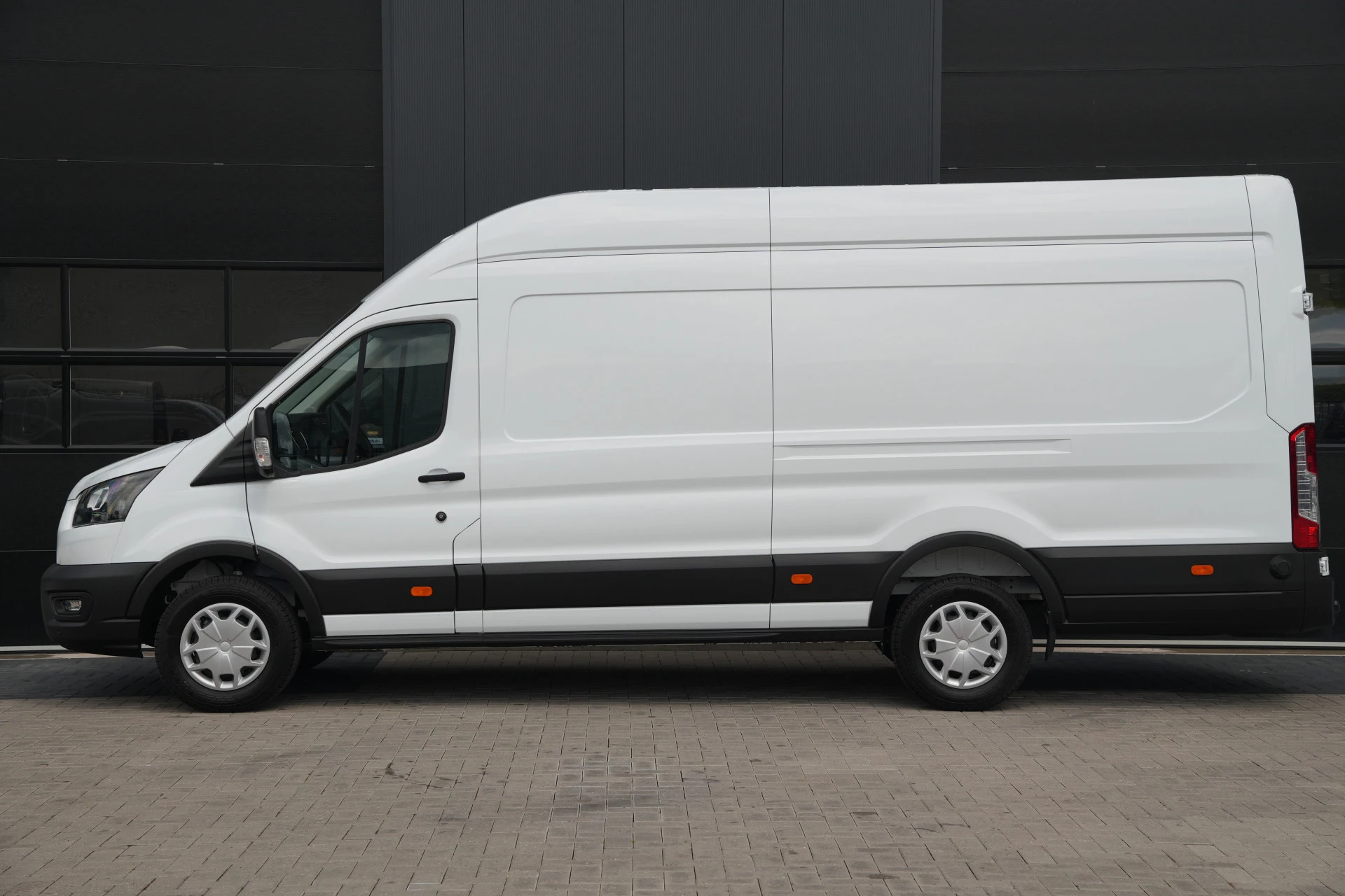 Ford Transit 2024 - 350 2.0 TDCI L4H3 Trend RWD 130pk - Navi - PDC - Stoelverwarming - Elektr. bestuurdersstoel - Rijklaar zdjęcie 9