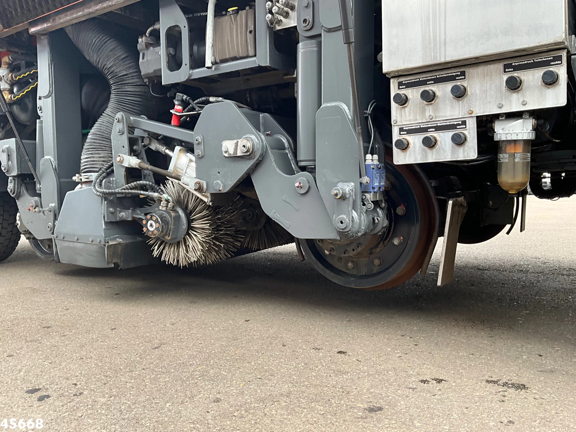 Mercedes-Benz Axor 1833 4x4 Schörling SORF Schienenreinigungs/Railway sweeper Just 38.680 Km! 2013 obrázek 25