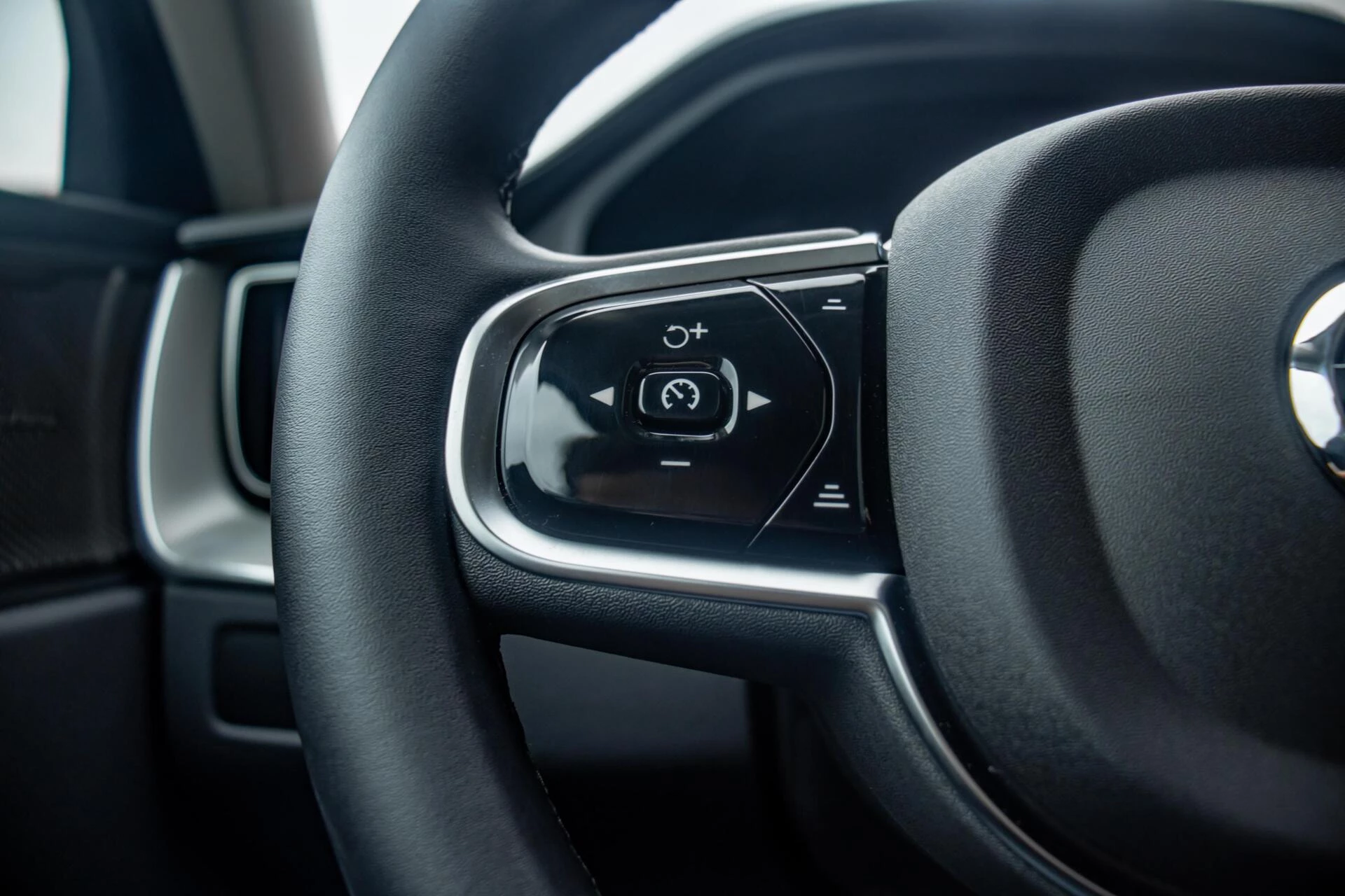 Volvo XC60 2024 - 2.0 T6 Plug-in hyb.AWD Ultra Dark, BTW, Pano, H&K obrázek 14