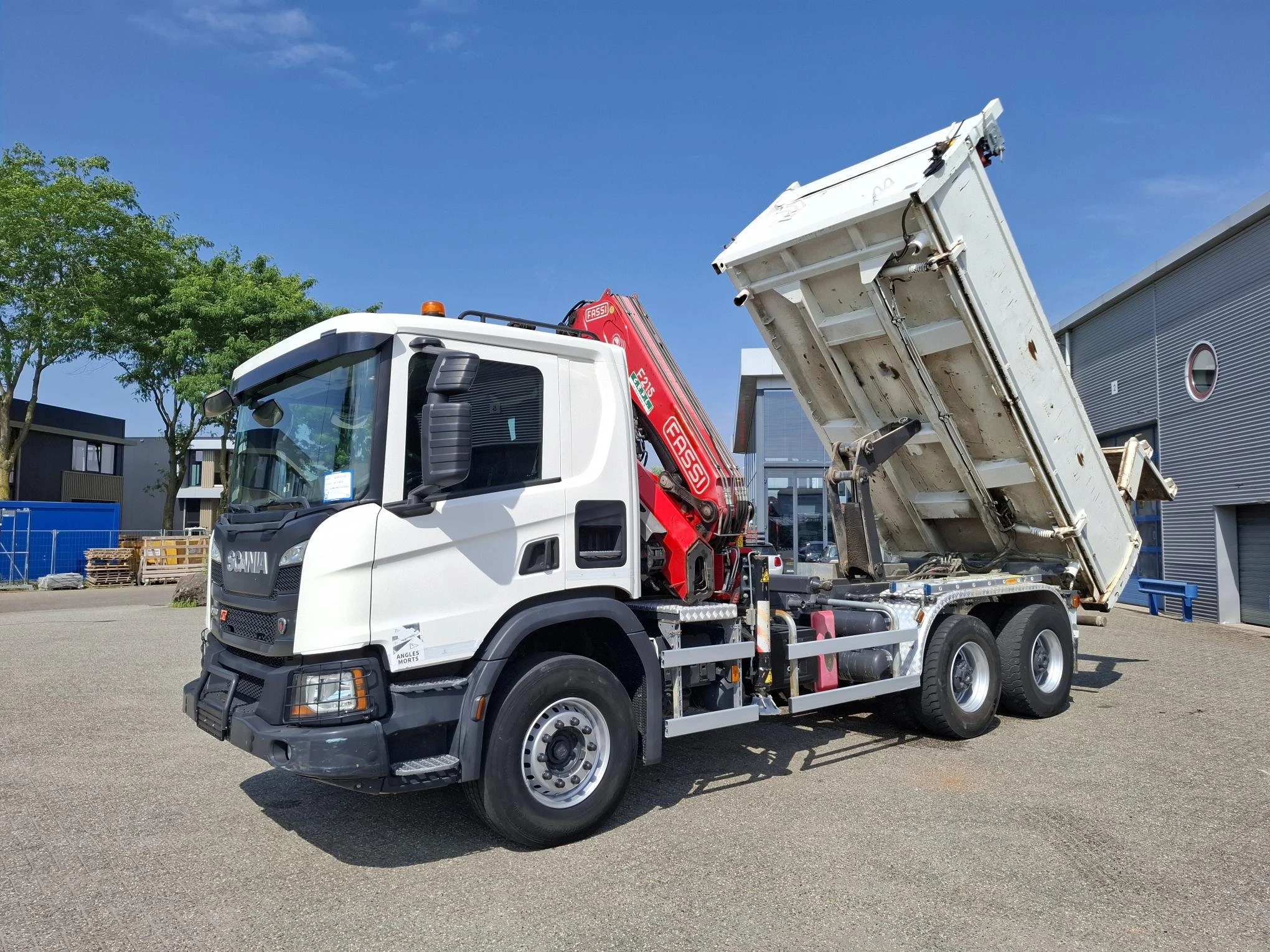Scania P - NGS XT P410 / 6X4 / RETARDER / ONLY:192584 KM / BIG AXLE / FASSI F215A / REMOTE / ROTATOR / 2SIDE TIPPER / FULL-STEEL / DRUM BRAKES / TUV:01-03-2027 / EURO-6 / 2018 afbeelding 3