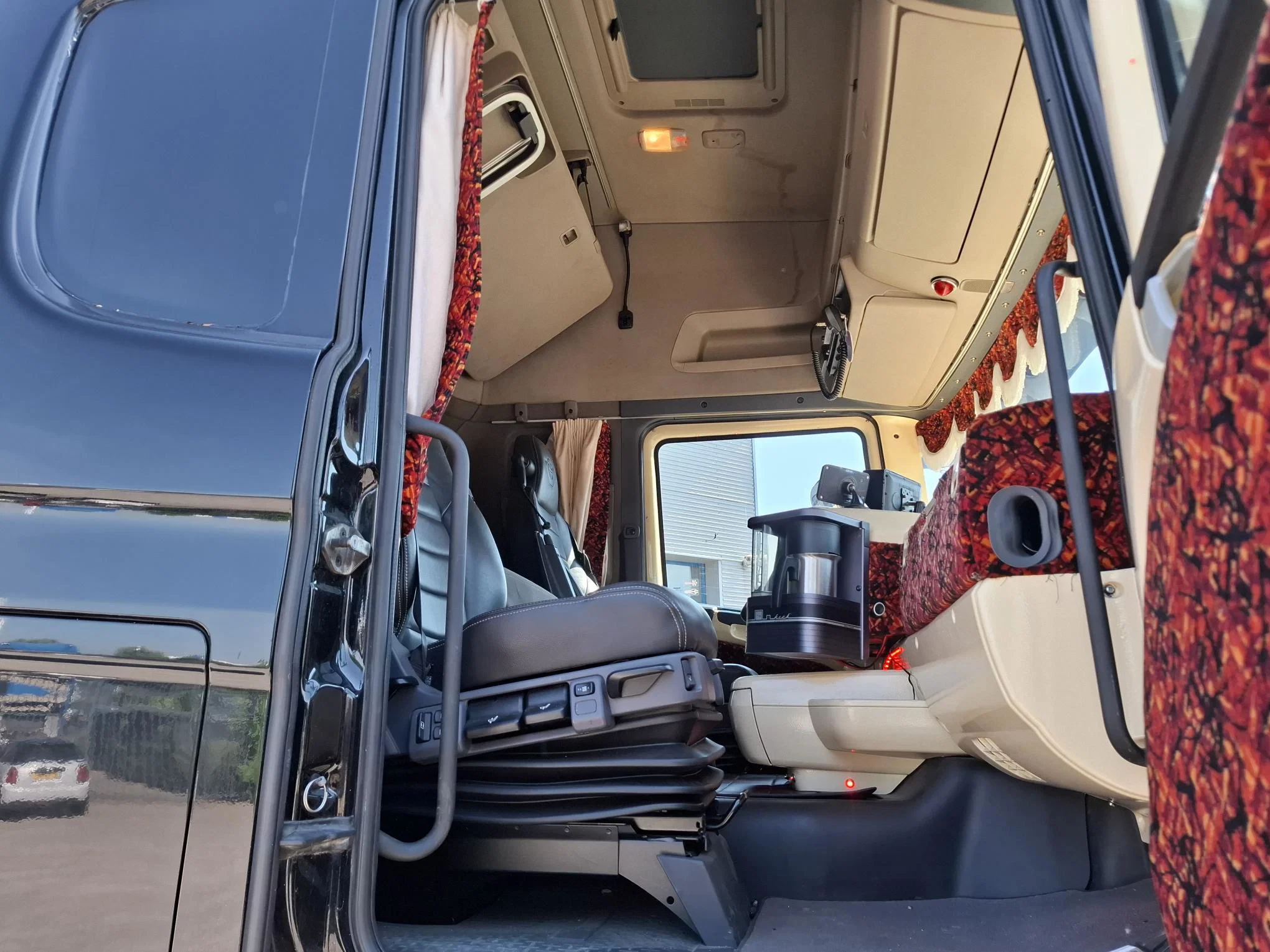 Scania R 2014 - R580 V8 / NL TRUCK / RETARDER / DOUBLE TANK / LIFT+LENKACHSE / TUV:09-09-2026 / LEATHER / XENON / FRIDGE / AUTOMATIC / EURO-6 / 2014 imagen 34