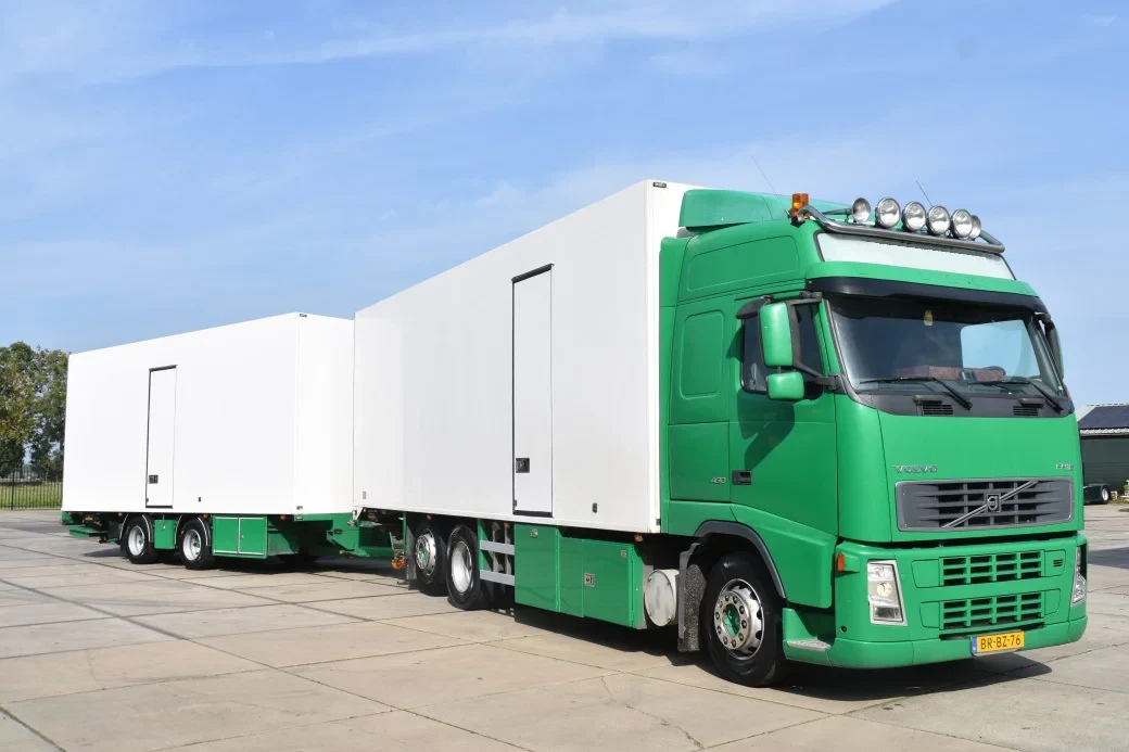 Volvo FH 2005 - 12.460 Globe 6x2 + HANGER - EURO 3 - OLD TACHO - AIRCO - WHEELBASE 520 CM - 2 BEDS - ELEVATORS - TOP CONDITION - imagem 1