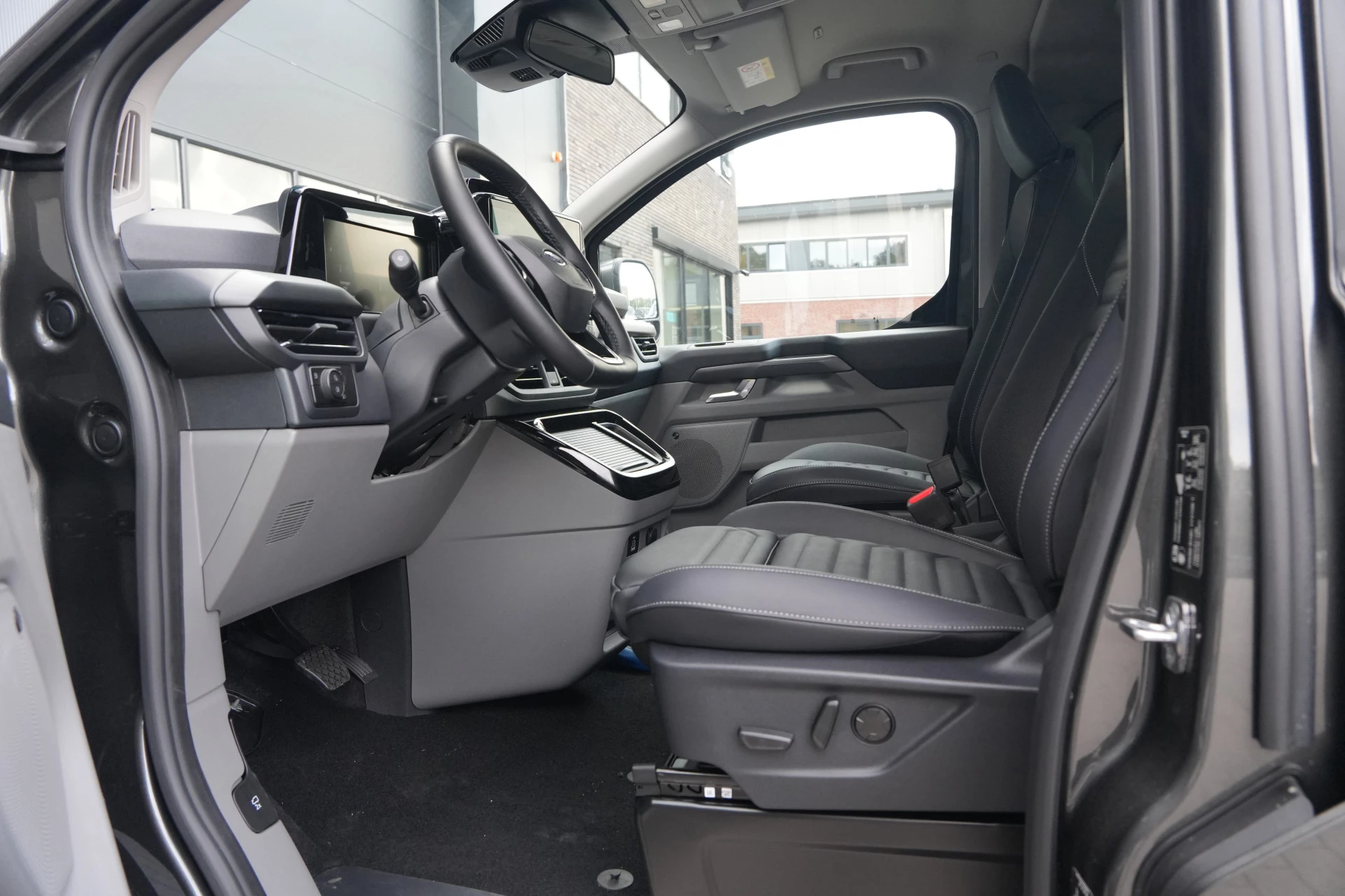 Ford Tourneo Custom 2026 - 340 2.5 PHEV L2H1 Titanium X 232pk | ACC | Pano | B&O | Elek. schuifdeuren | 360 camera | Elek-Trekhaak | Prijs excl. BTW | Rijklaar afbeelding 16