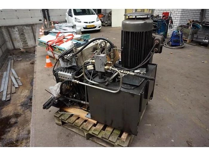 Hyva Hydraulic power pack | with 6 cilinders| 200 Bar | lifting cap. 80 tons|used for lifting bridge for heavy trucks.. 2024 image 1