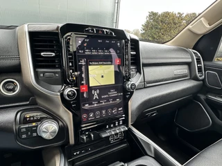 Dodge Ram 1500 2018 - 5.7 V8 LARAMIE / LPG / TREKHAAK 3.5T / ADAPTIVE CRUISE / CAMERA / PANO / 12 INCH SCREEN / DELMONICO RED obrazek 12