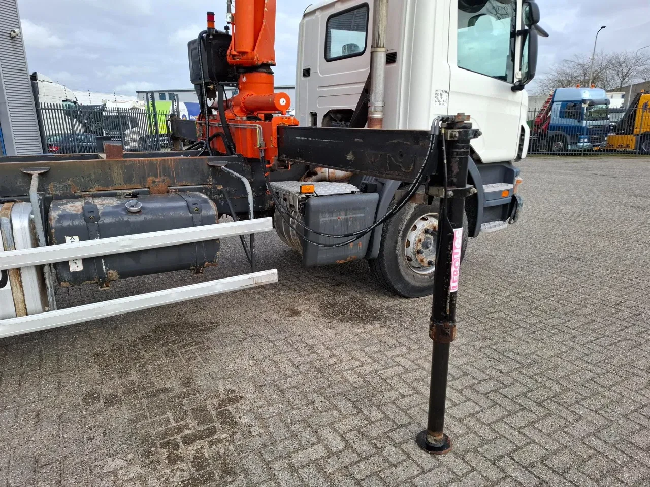 Scania P 2007 - P380 / 6X4 / 2X BIG AXLE / FULL-STEEL / DRUM BRAKES / TEREX TLC 125.2 CRANE / AIRCO / MANUAL / EURO-4 / 2007 obrázek 20