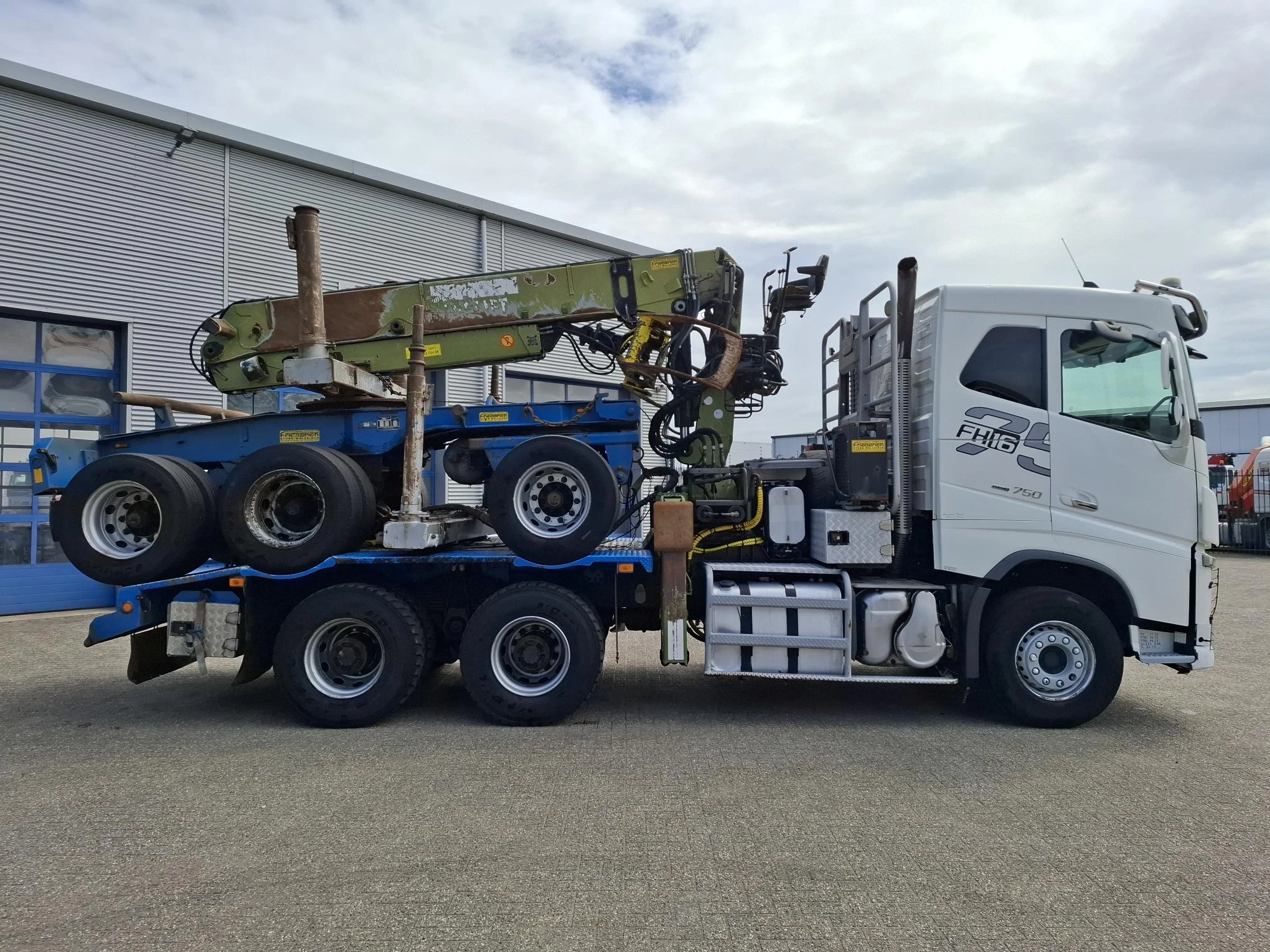 Volvo FH 2016 - 16.750 / LOGGING TRUCK / 6X4 / VEB+ / RETARDER / 2XBIG AXLE / FRIEDERICH 281SL / 9 METER / 596187 KM / 3AXLE DOLLY / 9TON BPW AXLES / AUTOMATIC / EURO-6 / 2016 obrázek 14