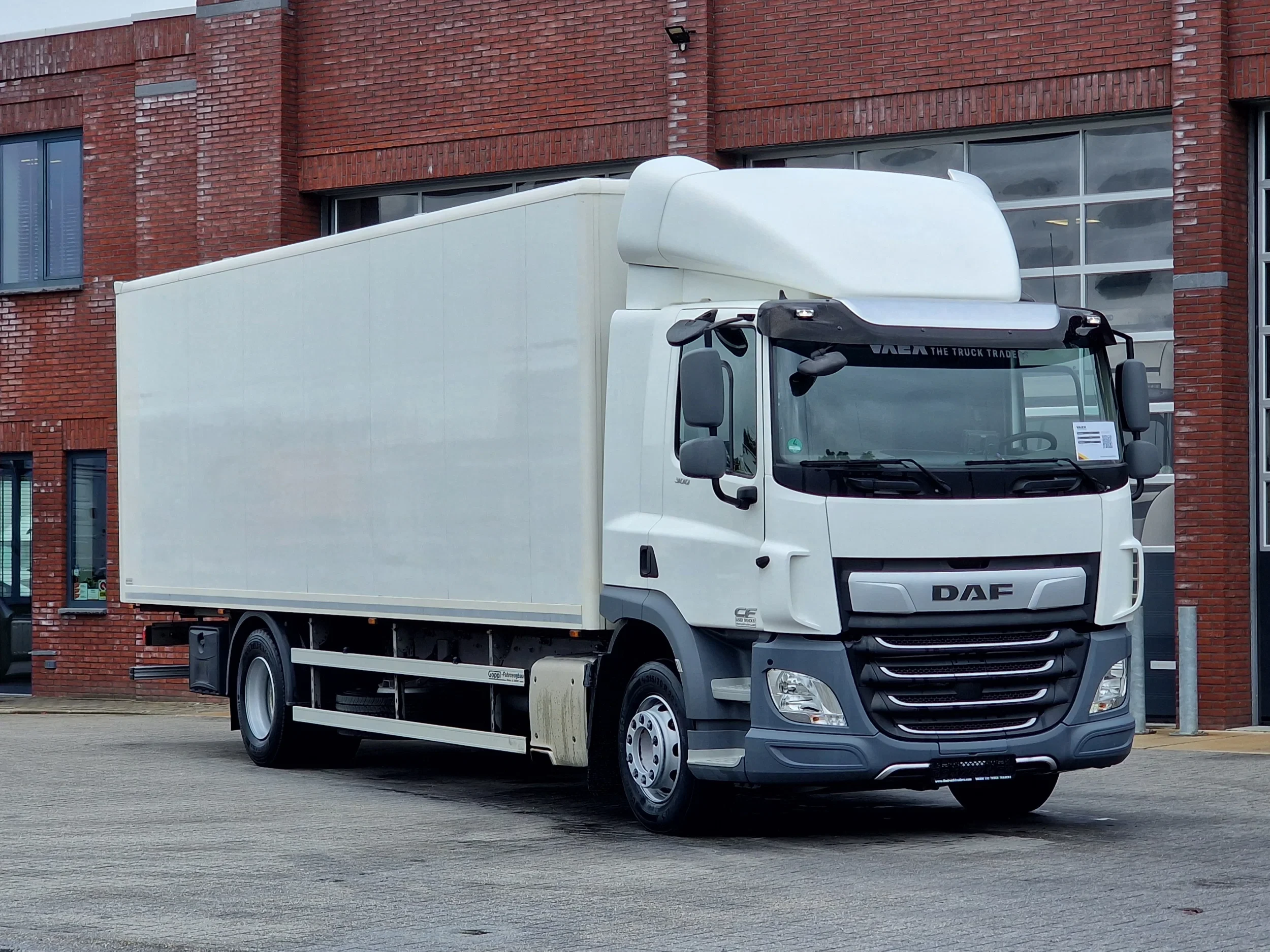 DAF CF 2021 - 300 4x2 - Box - Low KM - Full air - Euro 6 - Automatic afbeelding 1