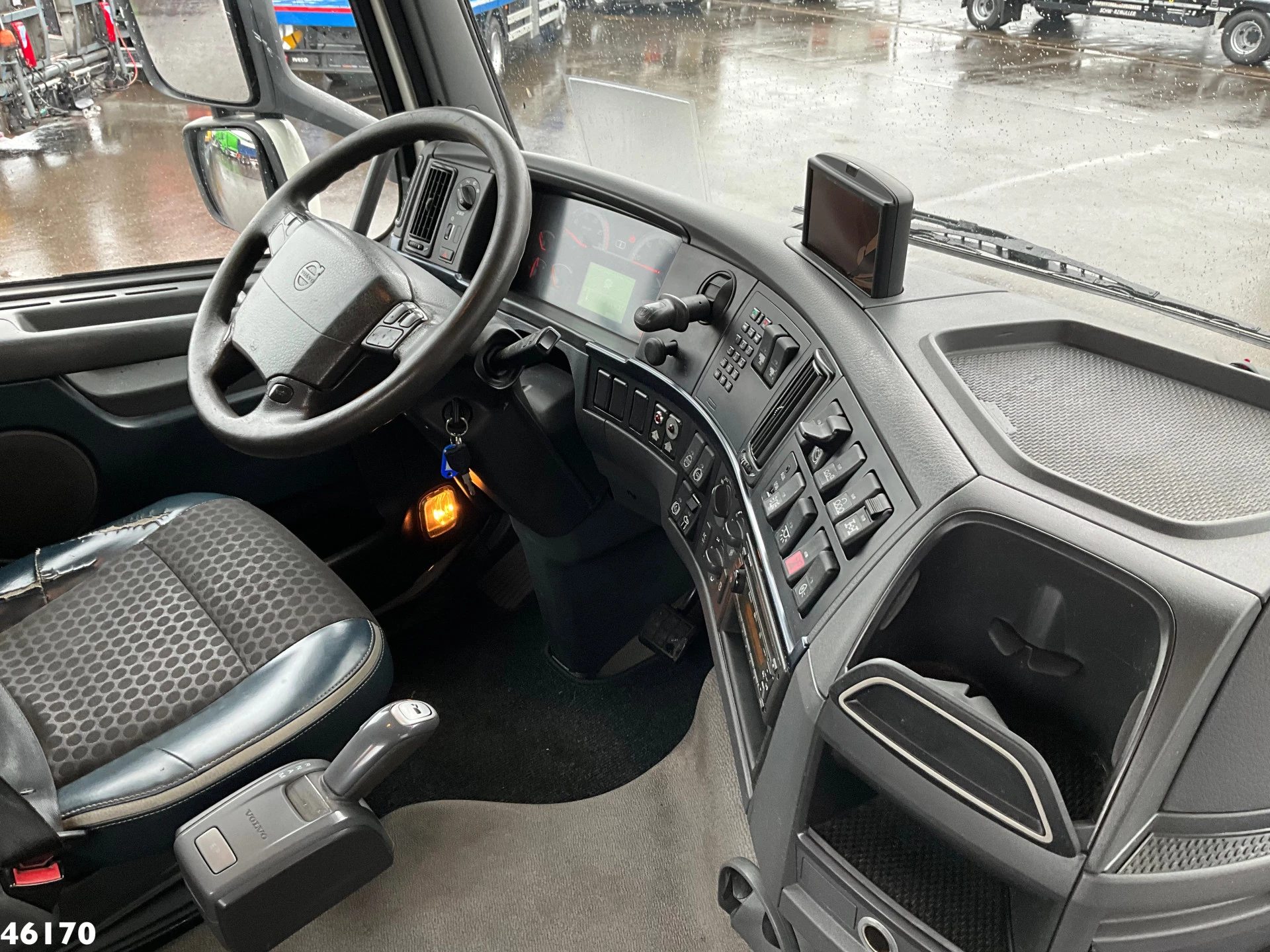 Volvo FH 2012 - 420 8x4 HMF 22 Tonmeter laadkraan image 17