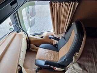 Volvo FH 2017 - 13.500 Globetrotter XL 4x2 - Show truck - Retarder - Custom interior - I parkcool image 19