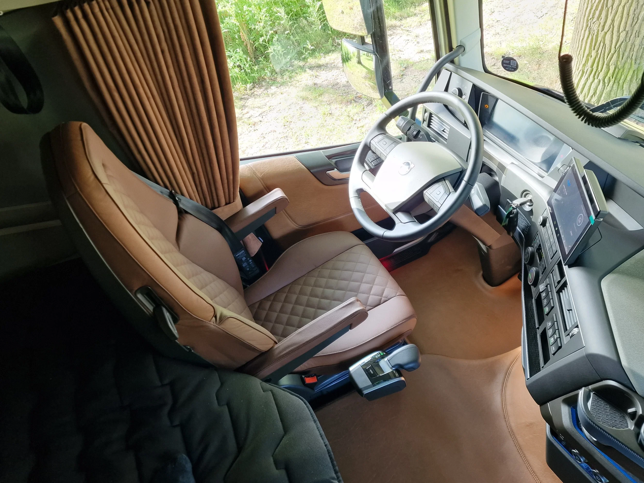 Volvo FH 2026 - 540 Aero Globetrotter XL 4x2 - New - Full spec - Show Truck - BUFFL interior - Retarder - I parkcool - Full air immagine 48