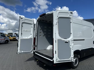 Iveco Daily 2024 - 35S14 2.3D 136 PK FACELIFT / L2H2 / ** 20.950 KM ** / TREKHAAK / 3.500 KG AHG / 270 ACHTERDEUREN / ECC AIRCO / APPLE CARPLAY / 3 ZITS obrazek 8
