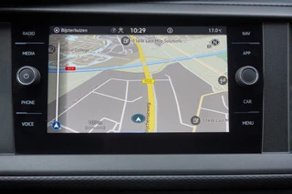 Volkswagen Transporter 2024 - 150pk L2H1 Apple Carplay Parkeersensoren Navigatie Achterdeuren Cruise control 3-Zits image 3 thumbnail