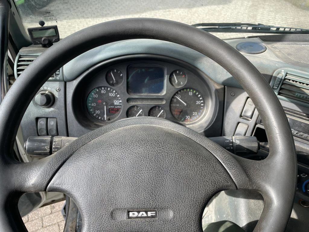 DAF CF 75.250 2005 - CF 75.250 4x2 Tipper with HMF-1060 Euro 3 изображение 10