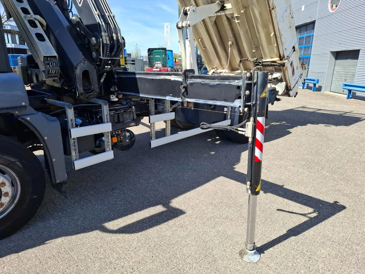 MAN TGS 2014 - 18.360 / FASSI F135 REMOTED CRANE / TIPPER / BIG AXLE / FULL-STEEL / DRUM BRAKES / 211690 KM / AIRCO / FRIDGE / AUTOMATIC / EURO-5 / 2014 immagine 17