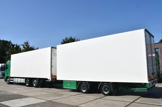 Volvo FH 2005 - 12.460 Globe 6x2 + HANGER - EURO 3 - OLD TACHO - AIRCO - WHEELBASE 520 CM - 2 BEDS - ELEVATORS - TOP CONDITION - imagem 3 miniatura