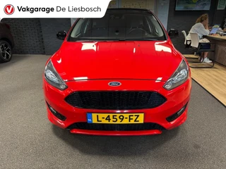 Ford Focus 2016 - 1.5 Titanium / navi / cruisecontrol / net nieuwe motor / super nette staat afbeelding 2 miniatuur