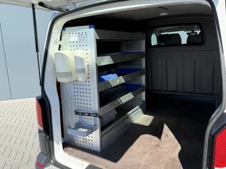 Volkswagen Transporter 2020 - 2.0 TDI / L2H1 / 6-PERS DUBBELE CABINE / ZEER NETJES / ACHTERKLEP / INRICHTING / CRUISE imagen 7