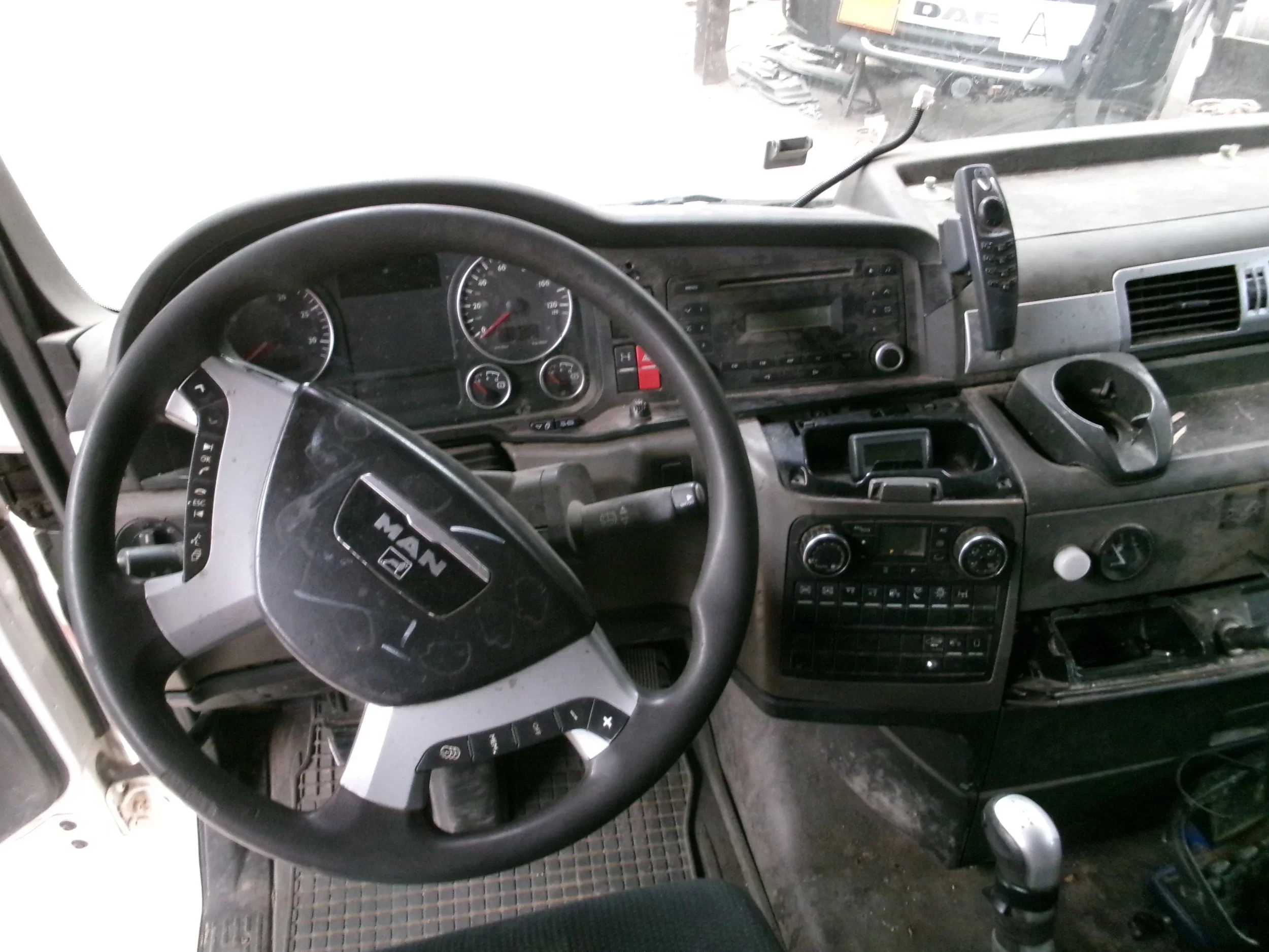 MAN TGX 2010 - 26.400 6X2 + CRANE + LIFT ENGINE BROKE afbeelding 7