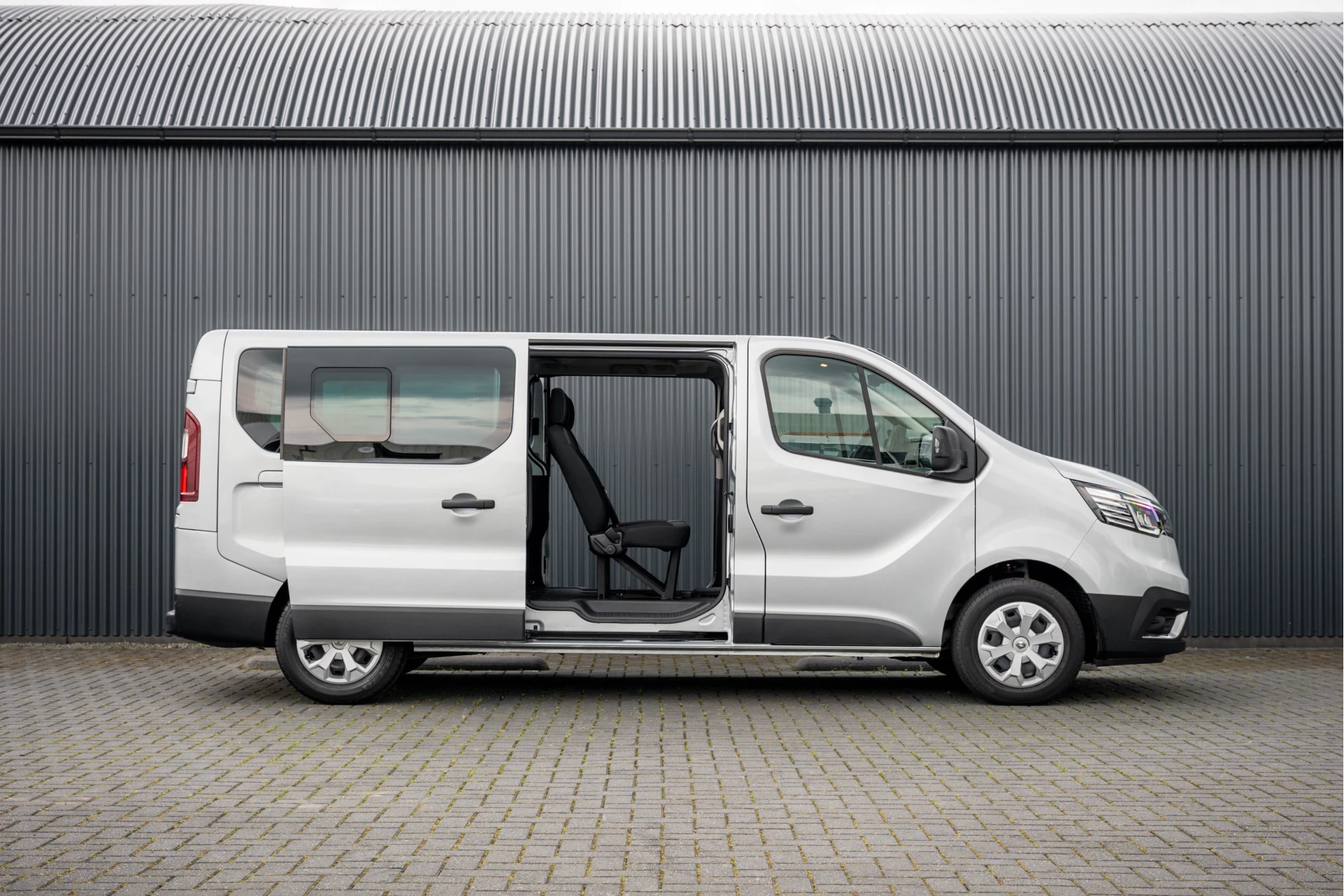 Renault Trafic 2024 - Blue dCi 150PK | L2H1 | 9-Zits | IN BPM/BTW | LED | Canera | Navi | Zijschuifdeur R+L | Cruise | Airco | PDC | Euro 6 obrázek 8