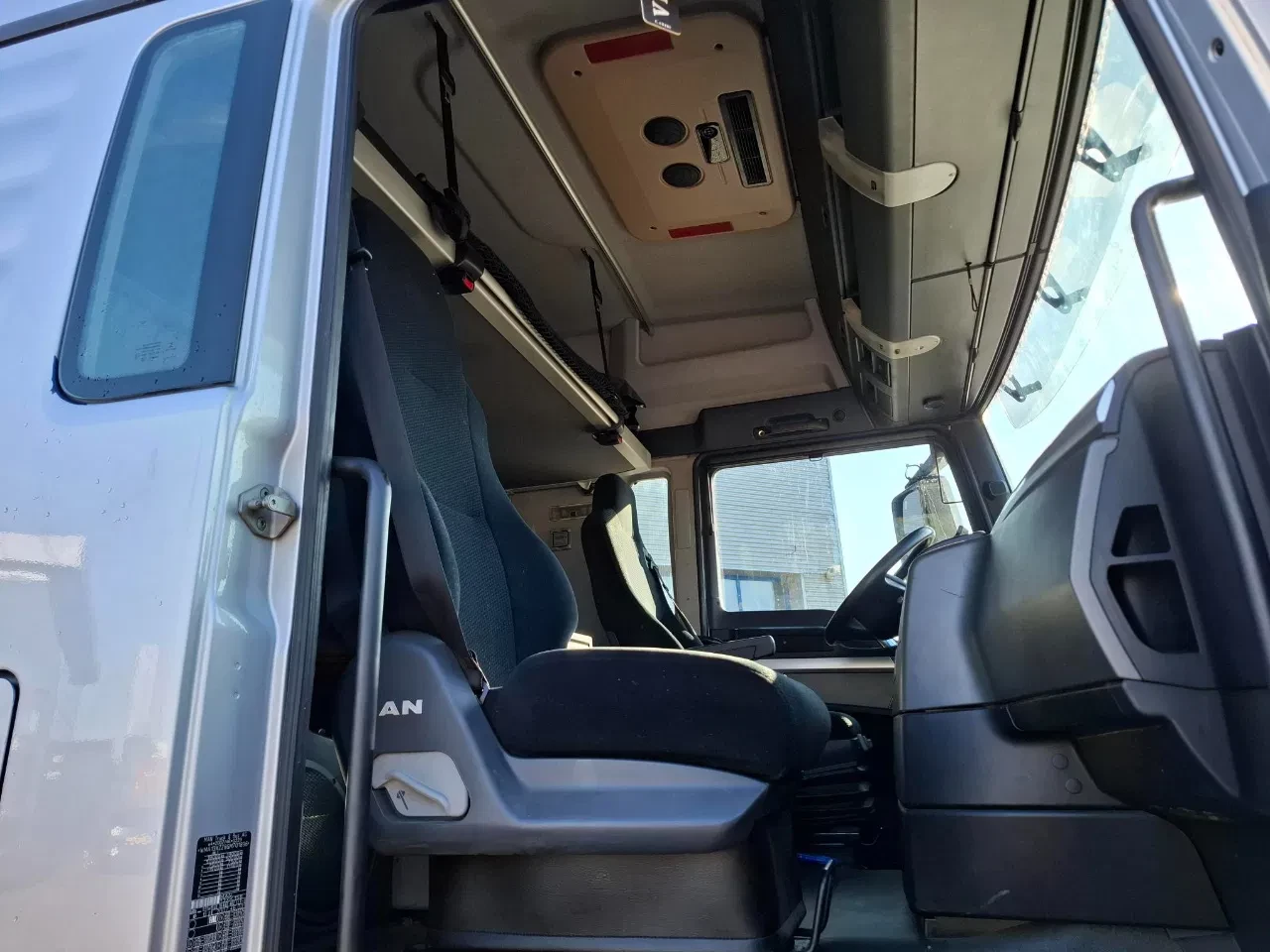 MAN TGX 2016 - TGX18.440 / MEGA / NL TRUCK / TUV:12-02-2026 / DOUBLE TANK / PARKCOOL / ACC / LWDS / FRIDGE / 2XBED / AUTOMATIC / EURO-6 / 2016 obrázek 27