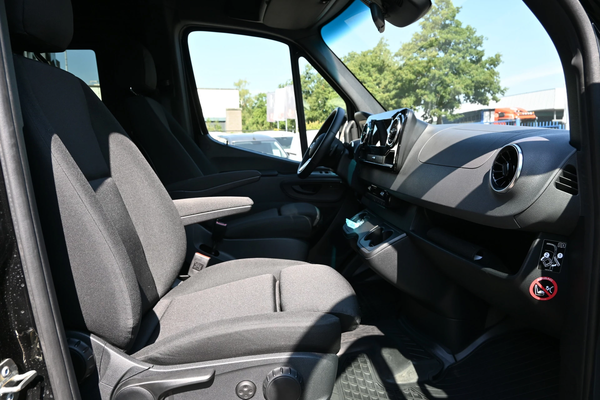 Mercedes-Benz Sprinter 2024 - 319 CDI 4x4 L2H2 AWD obrázek 10