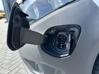 Mercedes-Benz eVito 2023 - 66 kWh / FULL ELECTRIC / SOH 93% / L2H1 / 43.007 KM / INRICHTING / 1e EIG. / CAMERA / 3-ZITS / CRUISE image 24
