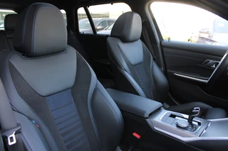 BMW 3 Series 2022 - Touring 330e High Executive M-SPORT PANORAMADAK MEMORY KEY-LESS CAMERA CARPLAY obrazek 22