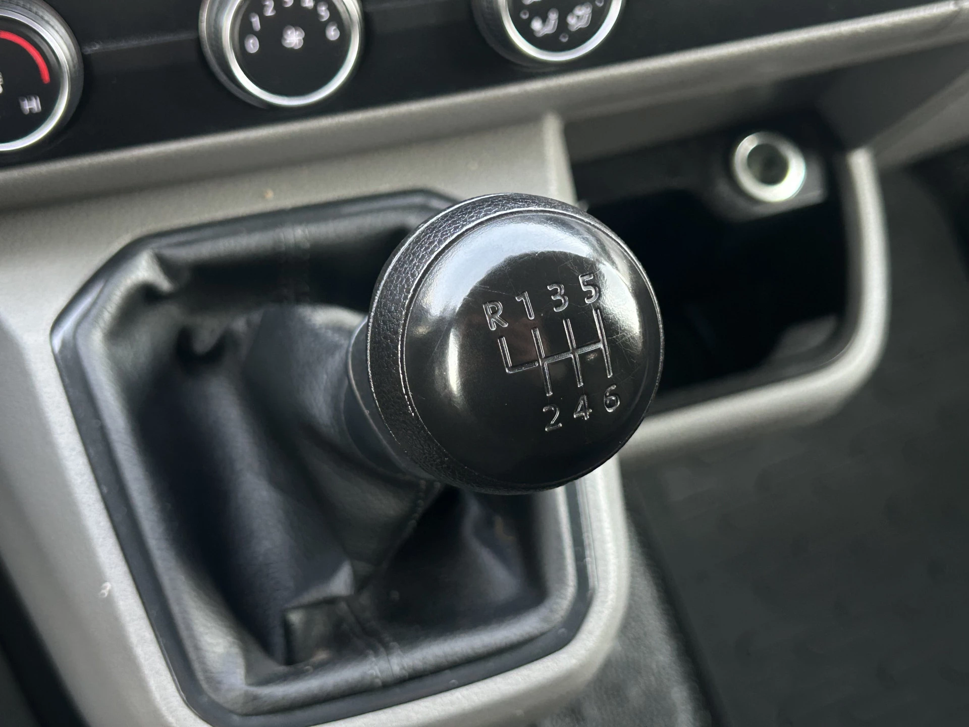 Volkswagen Transporter 2020 - 2.0 TDI 150 PK 4-MOTION 6.1 / L2H1 / 1e EIG. / 4x4 / TREKHAAK / ACHTERKLEP / INRICHTING / AIRCO / CRUISE / NAVI / APPLE CARPLAY zdjęcie 21