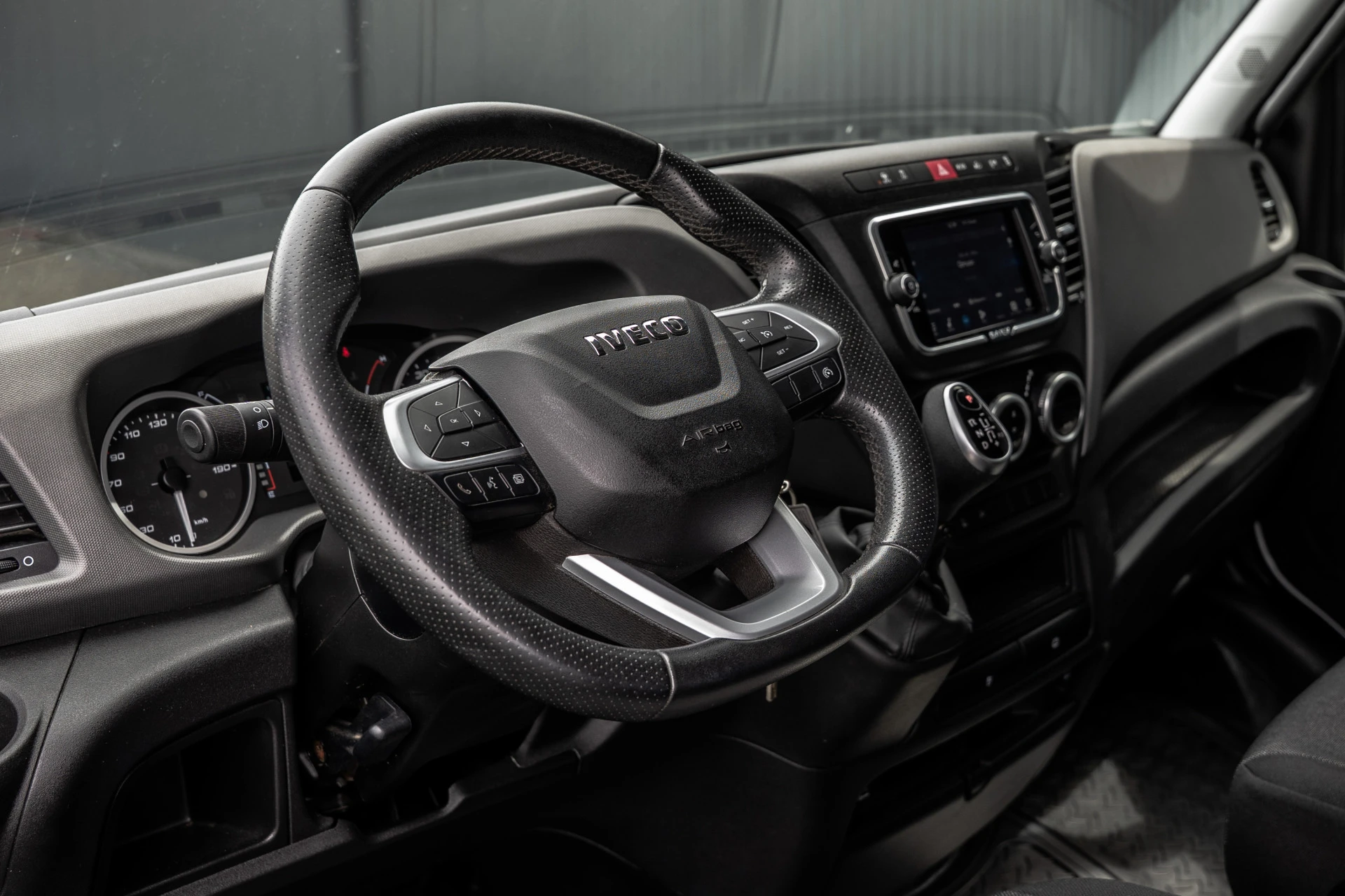 Iveco Daily 2022 - 35S18 175 PK 3.0 Liter! | Automaat | 3.500 KG trekgewicht | Camera | Cruise | Airco | Trekhaak | 3-Zits afbeelding 11