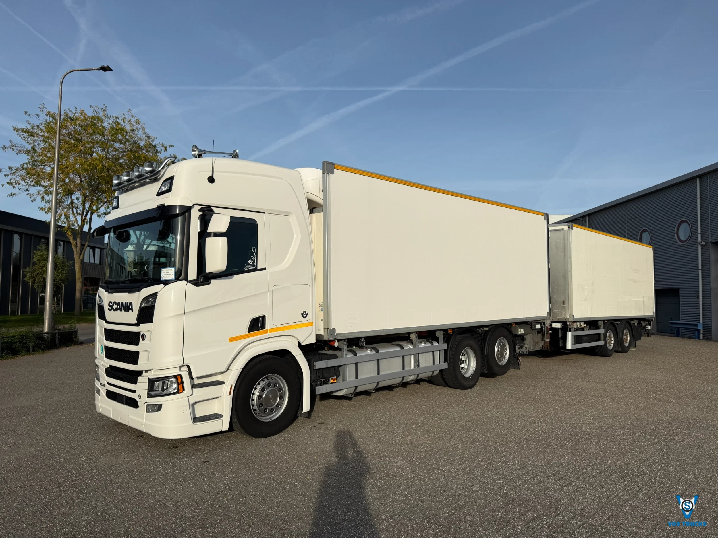 Scania R 2021 - NGS R520 V8 / 646341 KM / RETARDER / DOUBLE TANK / ISOLATED BOX / THROUGH LOADING SYSTEM / 2XPLATFORM / LIFT+LENKACHSE / NAVI / LEATHER / FRIDGE / AUTOMATIC / EURO-6 / 2021 afbeelding 1