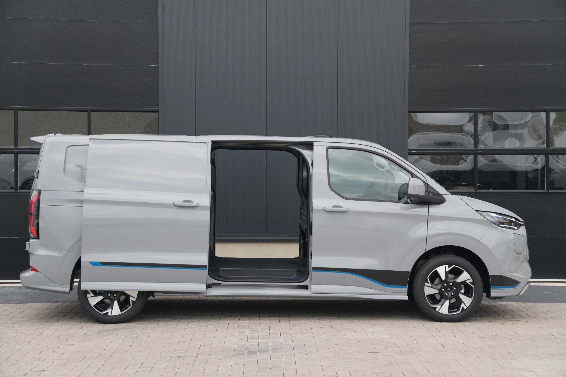 Ford E-Transit Custom 2026 - 340 L2H1 Sport 71 kWh 218pk - 2x Schuif - AGR Stoel - ACC - B&O - Navi - Stoel/Stuurverwarming - 360 Camera - Blindspot - Wegklapbare Trekhaak - Rijklaar Bild 5