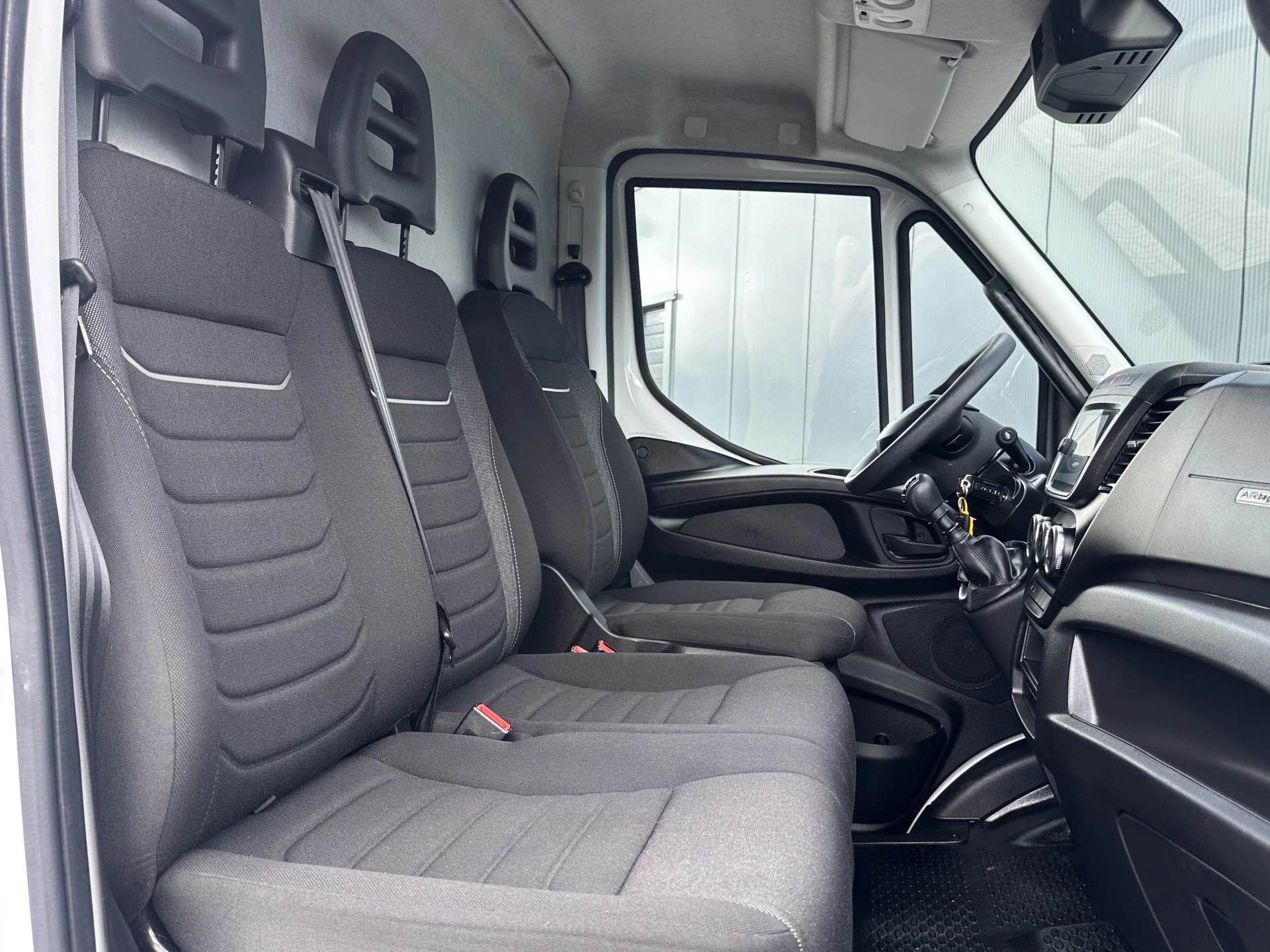 Iveco Daily 2024 - 35S14 2.3D 136 PK FACELIFT / L2H2 / ** 20.950 KM ** / TREKHAAK / 3.500 KG AHG / 270 ACHTERDEUREN / ECC AIRCO / APPLE CARPLAY / 3 ZITS zdjęcie 5