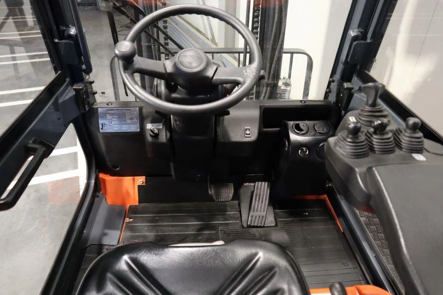 Toyota 2012 - 7 FBMF 30 afbeelding 1