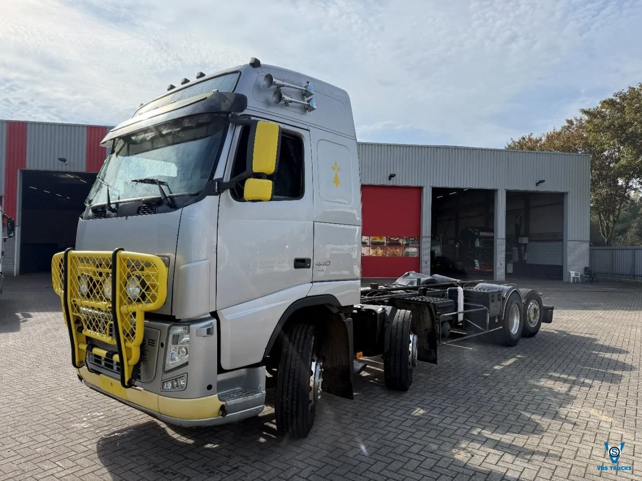 Volvo 440 2009 - FH13-440 / ENGINE RUNNING / 8X2 / RETARDER / HYDRAULICS / VEB / ALCOA / AIRCO / AUTOMATIC / EURO-5 / 2009 afbeelding 1
