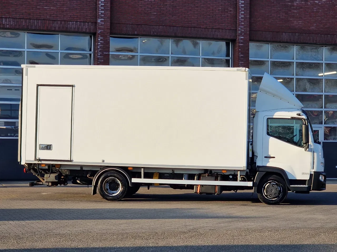 Renault D 2017 - 4x2 Box - Loadlift - Low KM - Euro 6 - 130 KW - 7.500 KG - Airco image 10