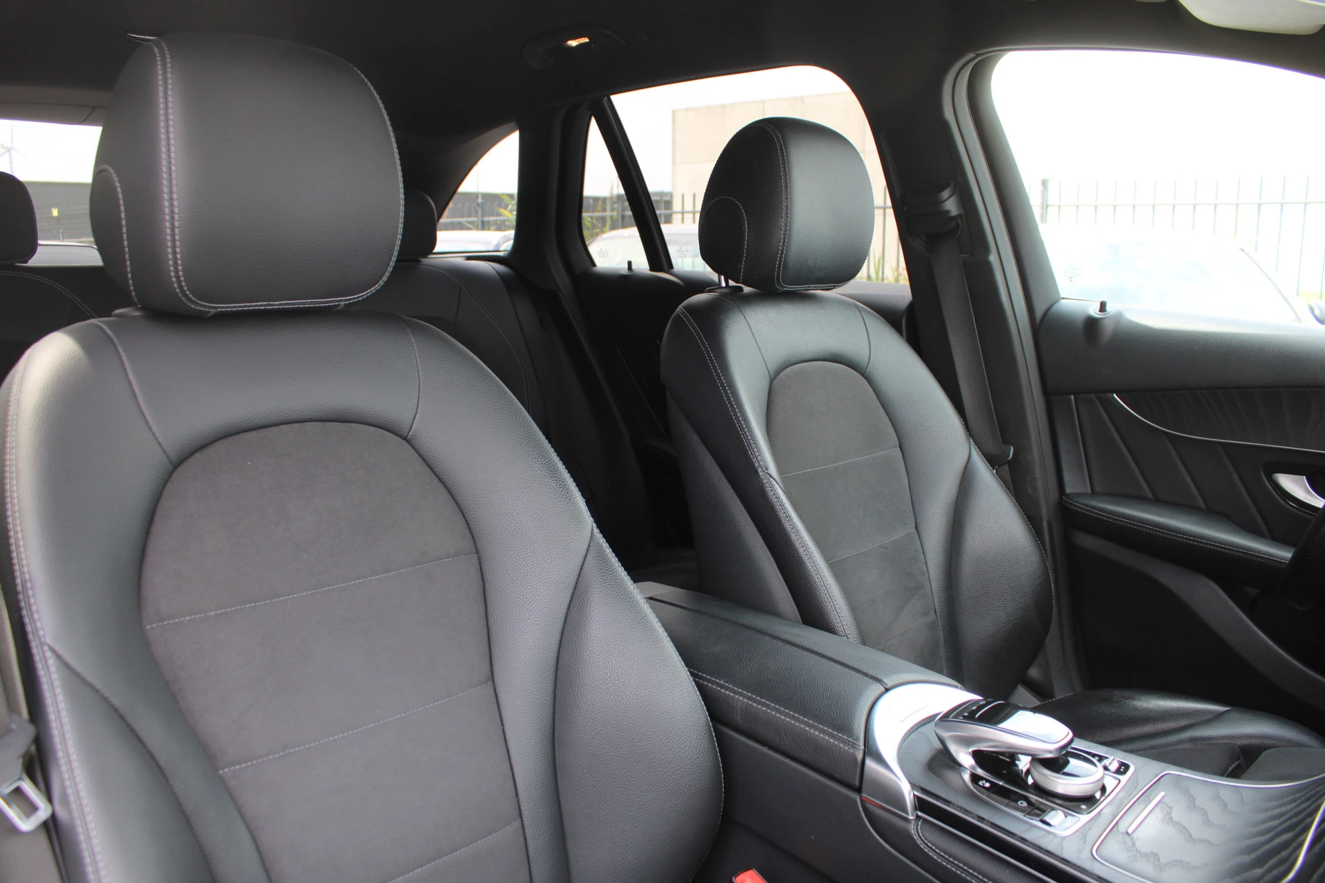 Mercedes-Benz GLC 2019 - 250 4MATIC AMG LINE NIGHT PAKKET COMAND CARPLAY <<NL AUTO>> afbeelding 14