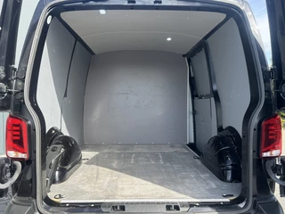Volkswagen Transporter 2023 - 2.0 TDI 150 PK DSG AUTOMAAT / L1H1 / 1e EIG. / CRUISE / AIRCO / APPLE CARPLAY / ANDROID AUTO / NAVI / PDC afbeelding 8