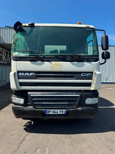 DAF 85 2011 - CF 360 , 6x2 , Manual Gearbox , accident right side , drives in yard afbeelding 8